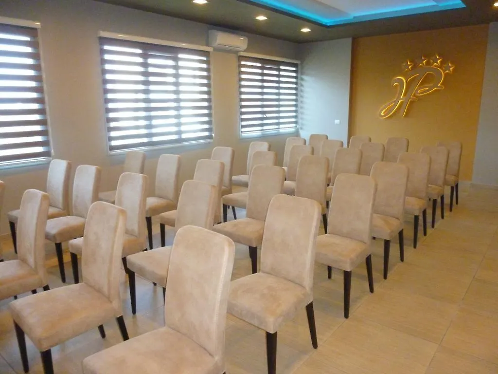 Hotel Pavaresia Vlorë 4*,