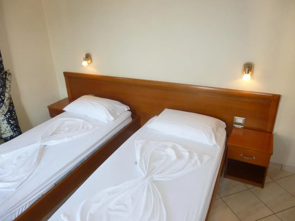 Hotel Pavaresia Vlore 4*,